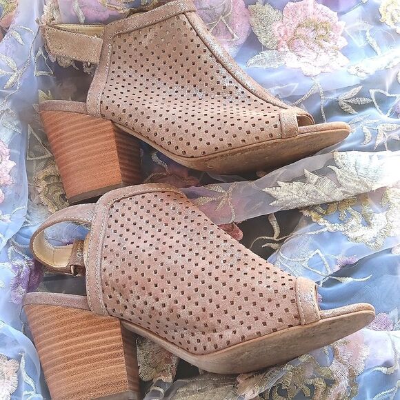 ISOLA Elegant Tan Leather Peep-Toe Heeled Sandals - Picture 5 of 10